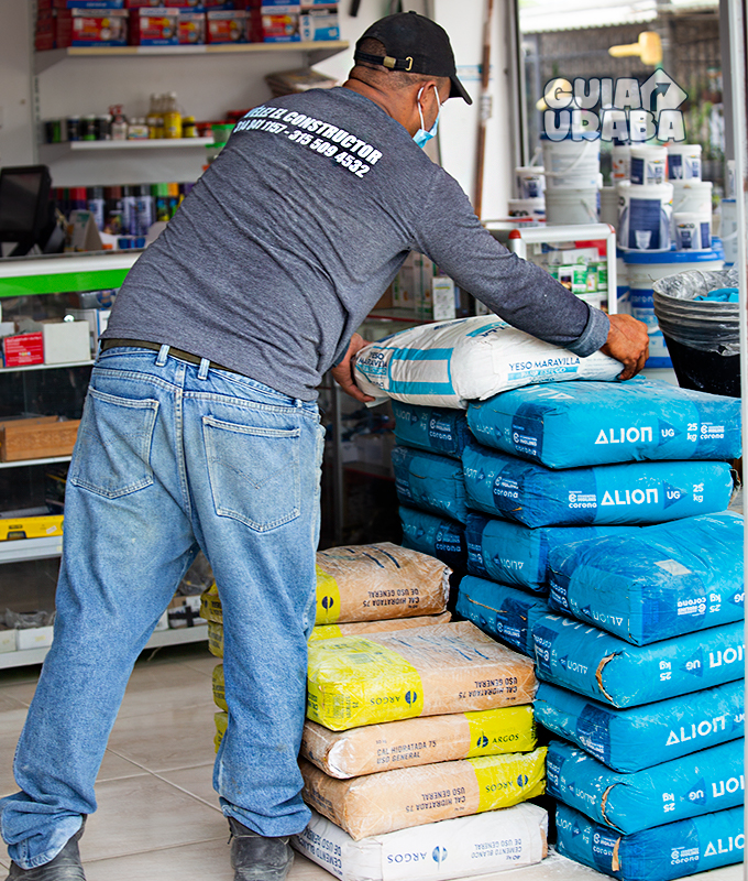 trabajador de la ferretería velez construcciones