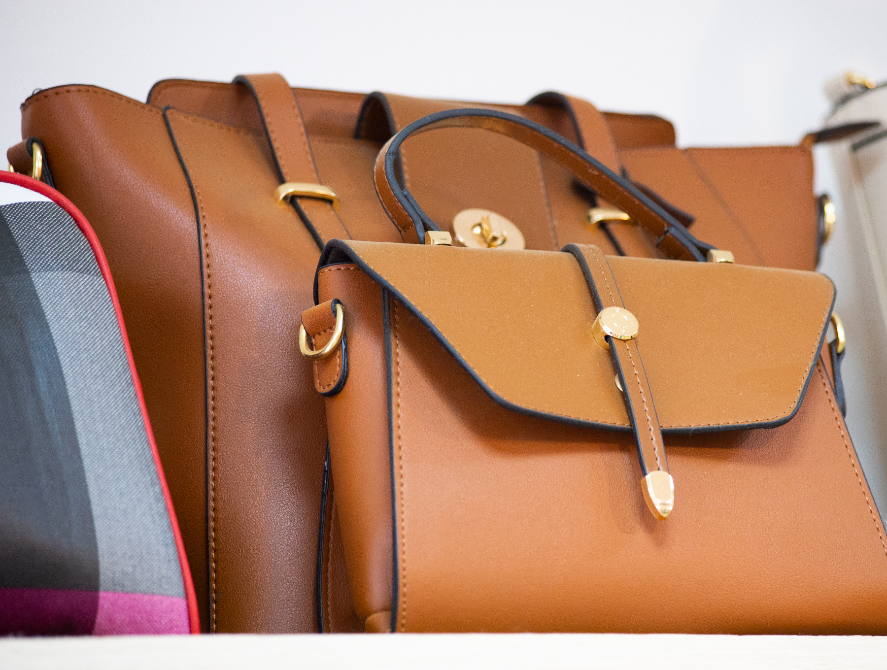 Bolsos en la tienda de calzado en Turbo Calzado Colombia