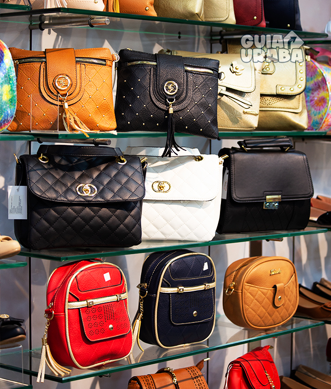 Bolsos en la tienda de calzado en Turbo Calzado Colombia