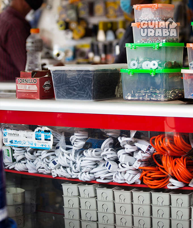 tuercas y tornillos en la ferreteria velez construcciones