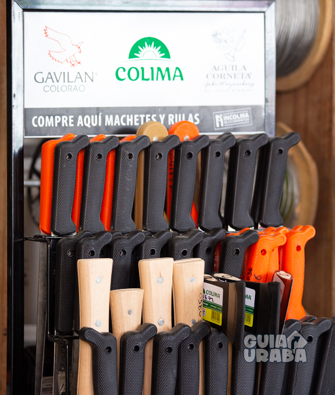 Ferretería en Apartadó Torniguayas estantería de machetes